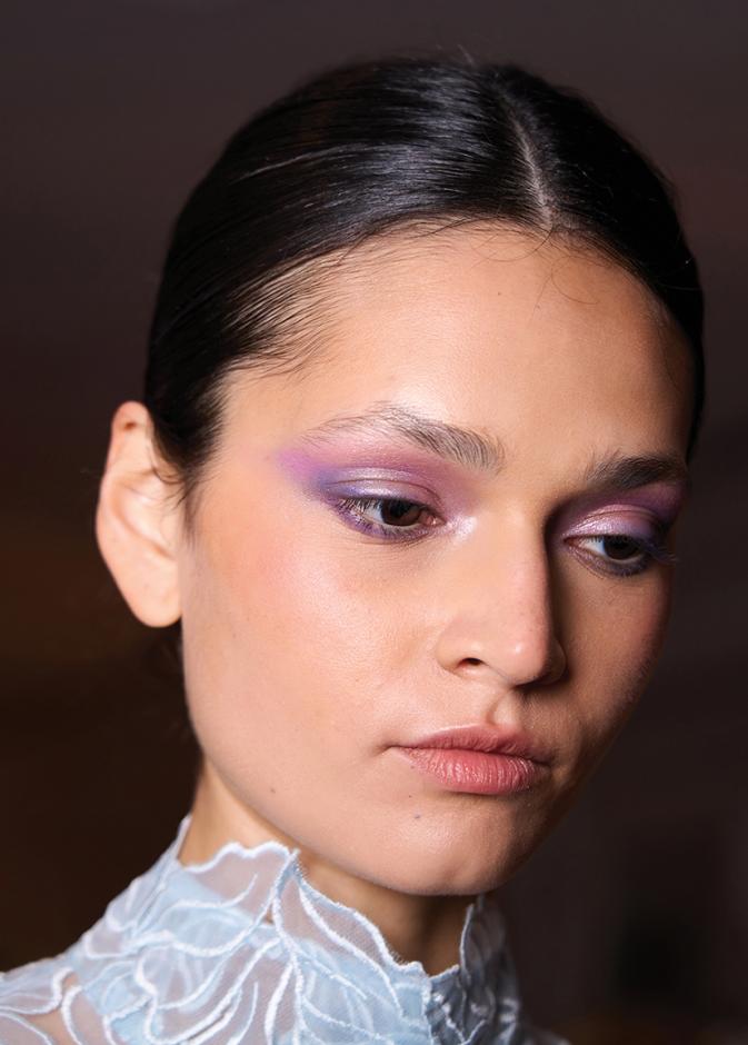 من كواليس عروض الأزياء إلى طقوس النجمات لبشرة متوهّجة بلا مجهود