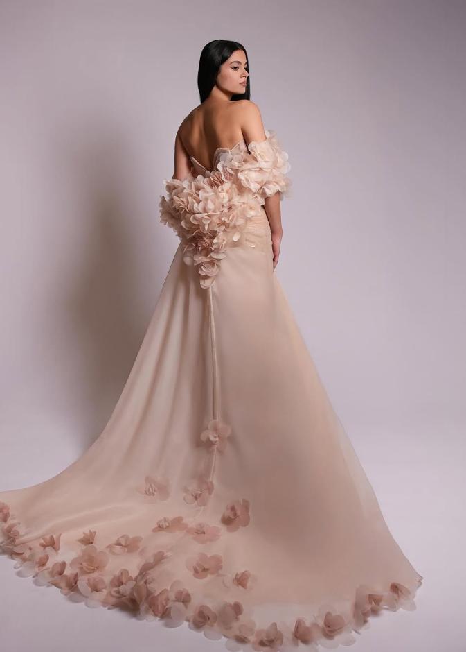 فساتيني تحاكي الأنوثة وتروي حكاية العروس