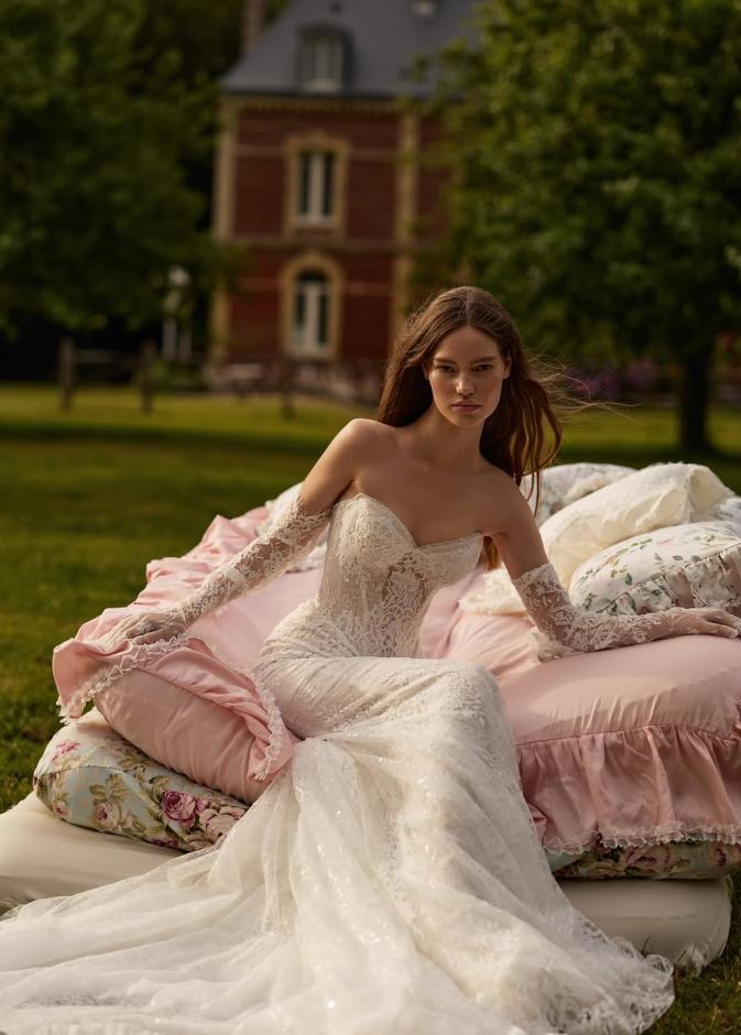 فستان زفاف مع قفازات فينتج من ميلا نوفا