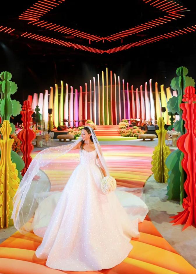 الفستان الأبيض والطرحة من تصميم maliche official