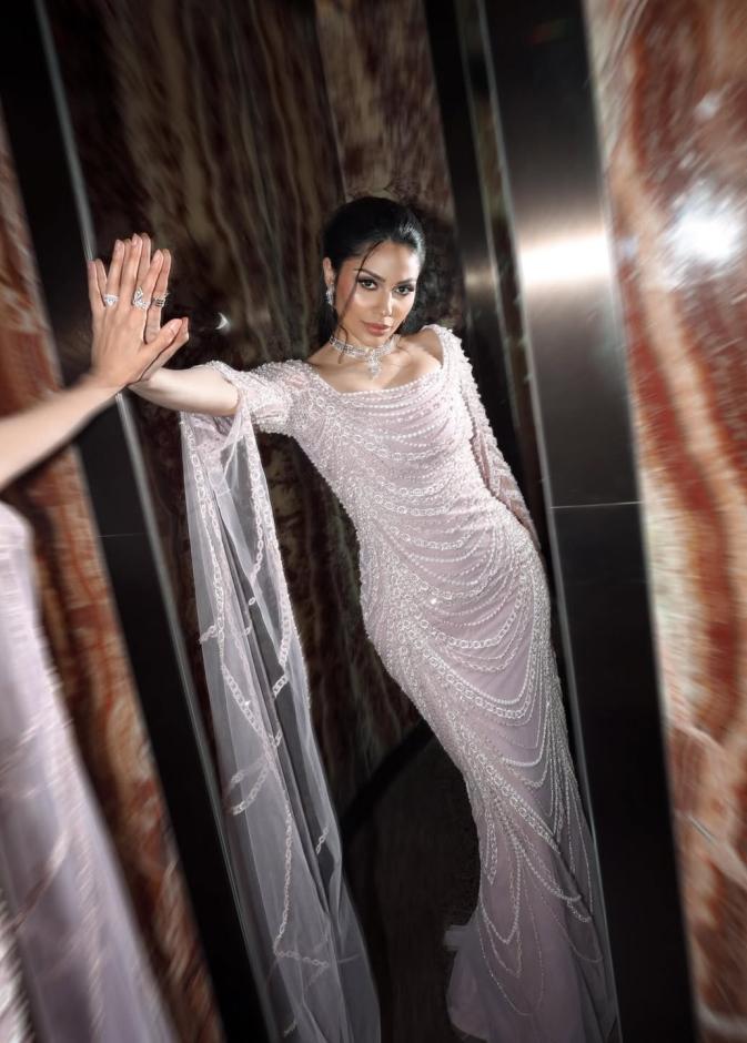 الهام علي بفستان بنفسجي فاتح يليق بالخطوبة