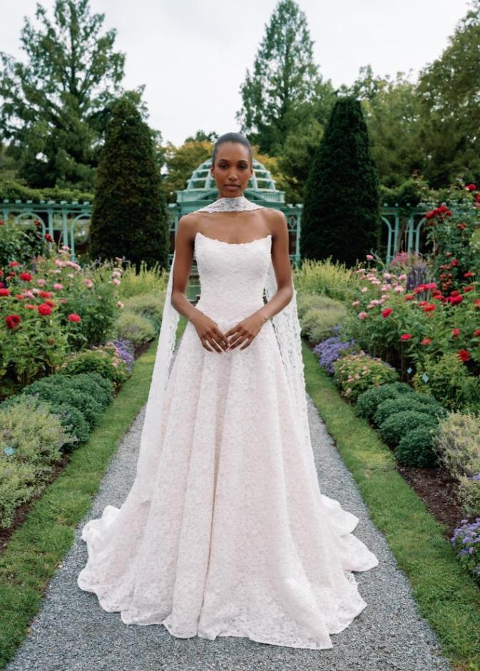 فستان زفاف ساريه نوري مع وشاح