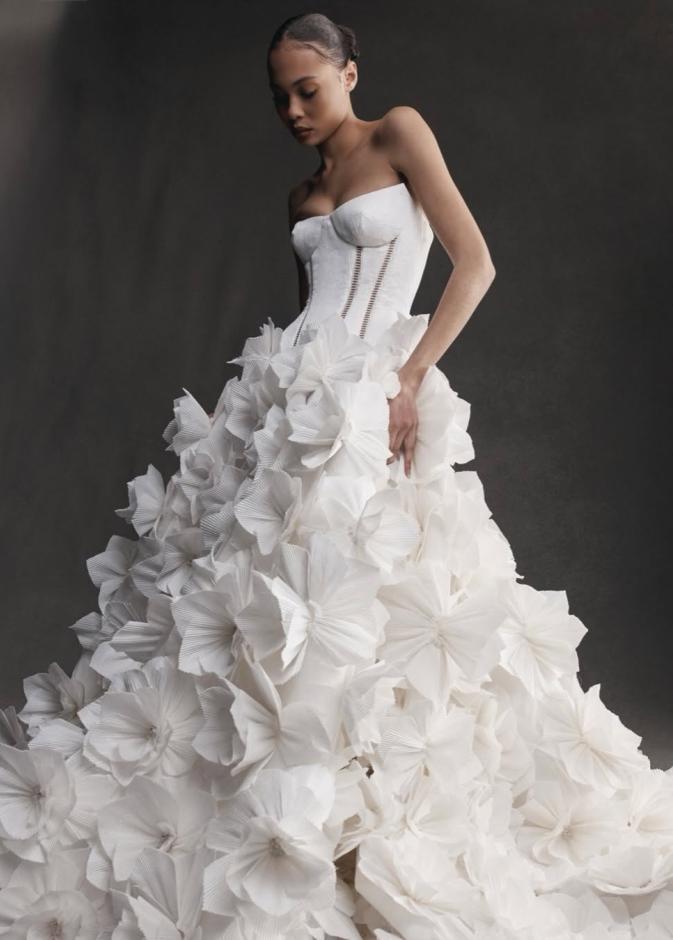 فستان زفاف مطرز بالورود من ICONIC BRIDE