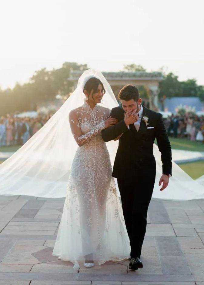 بريانكا بفستان زفاف أبيض فخلال احتفالات زفاف على المغني والممثل الأمريكي الشهير نيك جوناسNick Jonas