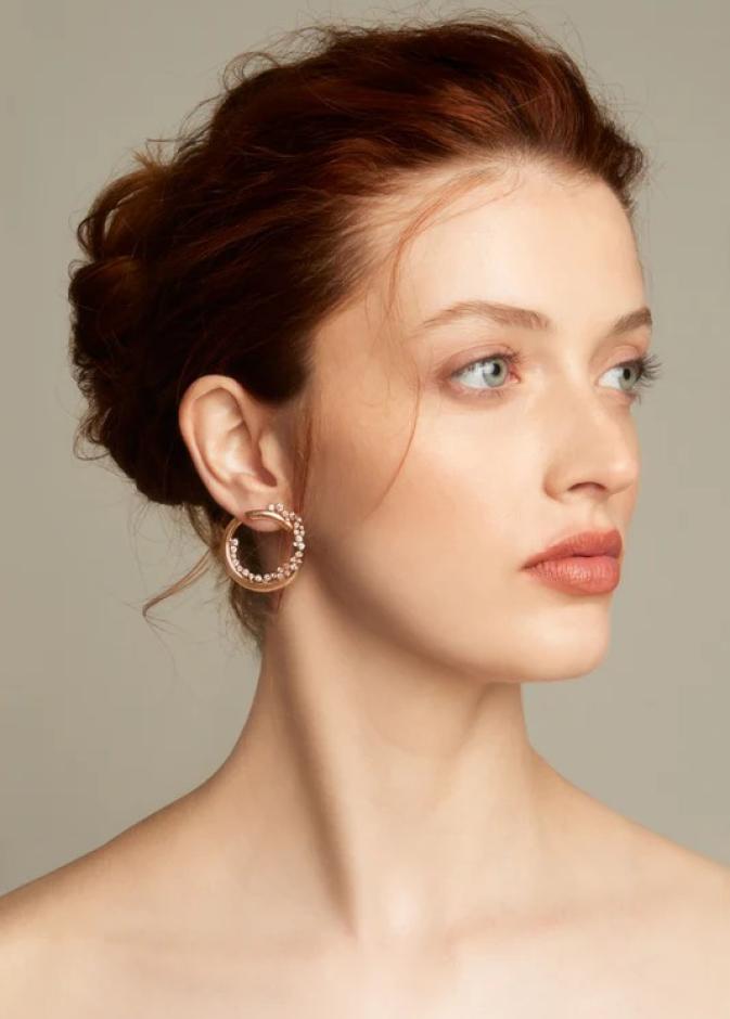 أقراط ANANYA Scatter Huggies