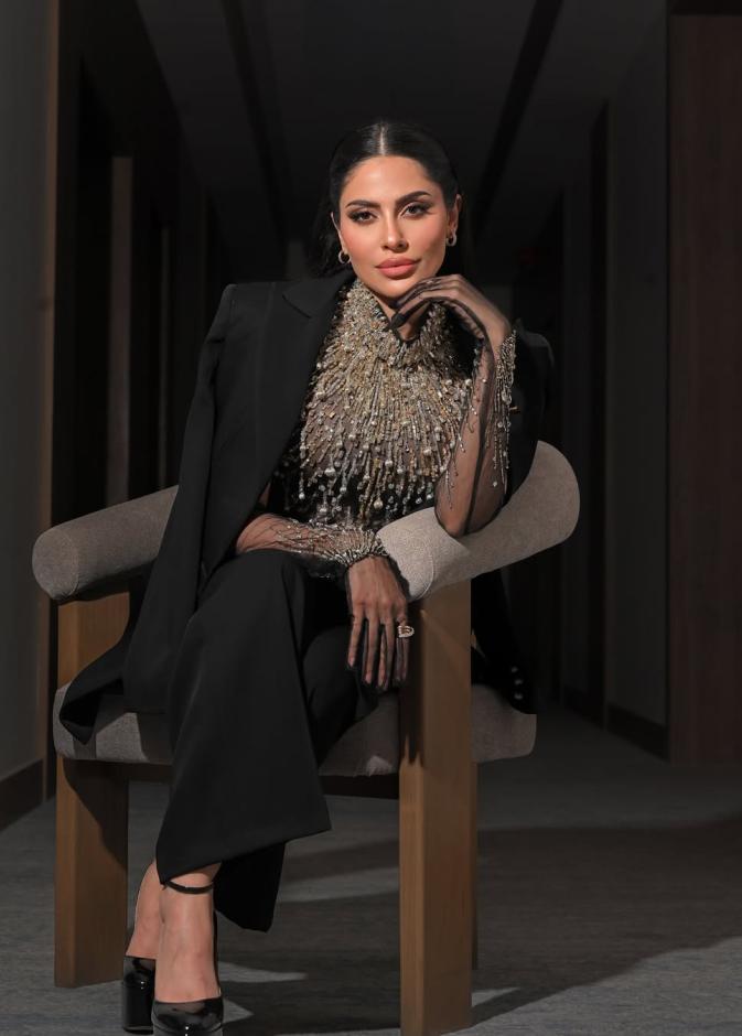 أناقة إلهام علي وقورة بطابع معاصر