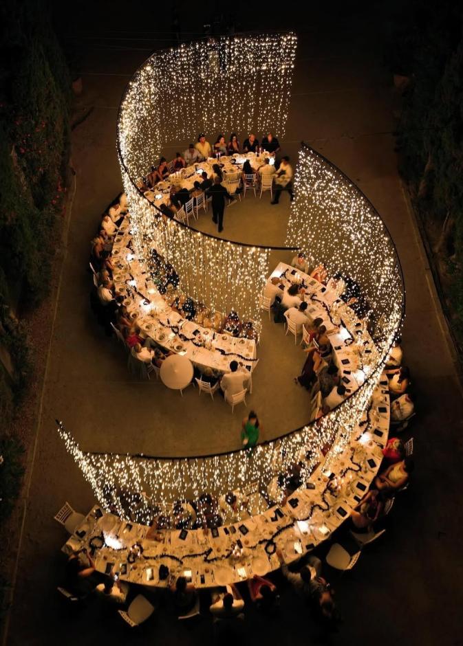 إضاءة ساحرة لحفل زفاف بسيط - الصورة من DWP Congress