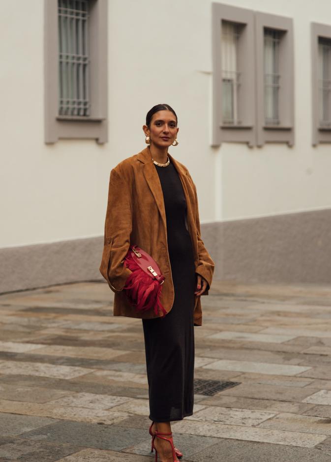 إطلالة بفستان طويل من شوارع ميلان