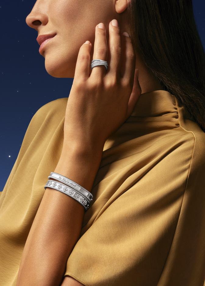 احتفاء دار Van Cleef & Arpels بشهر رمضان من خلال مجموعة Perlée وتعاون فني مع خال