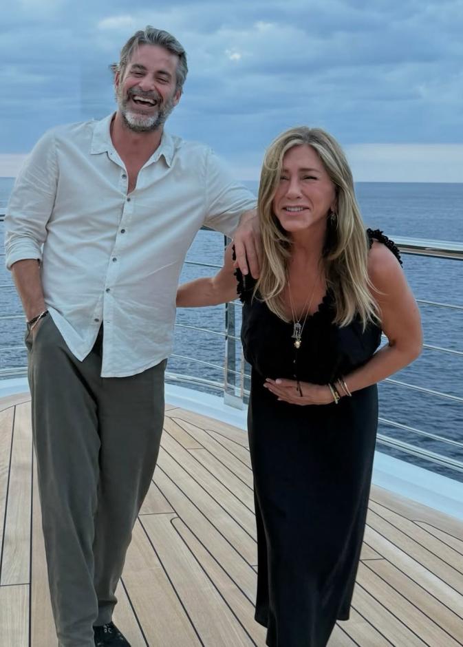 احتفال رومانسي يجمع جيم كورتيس وجينيفر أنيستون