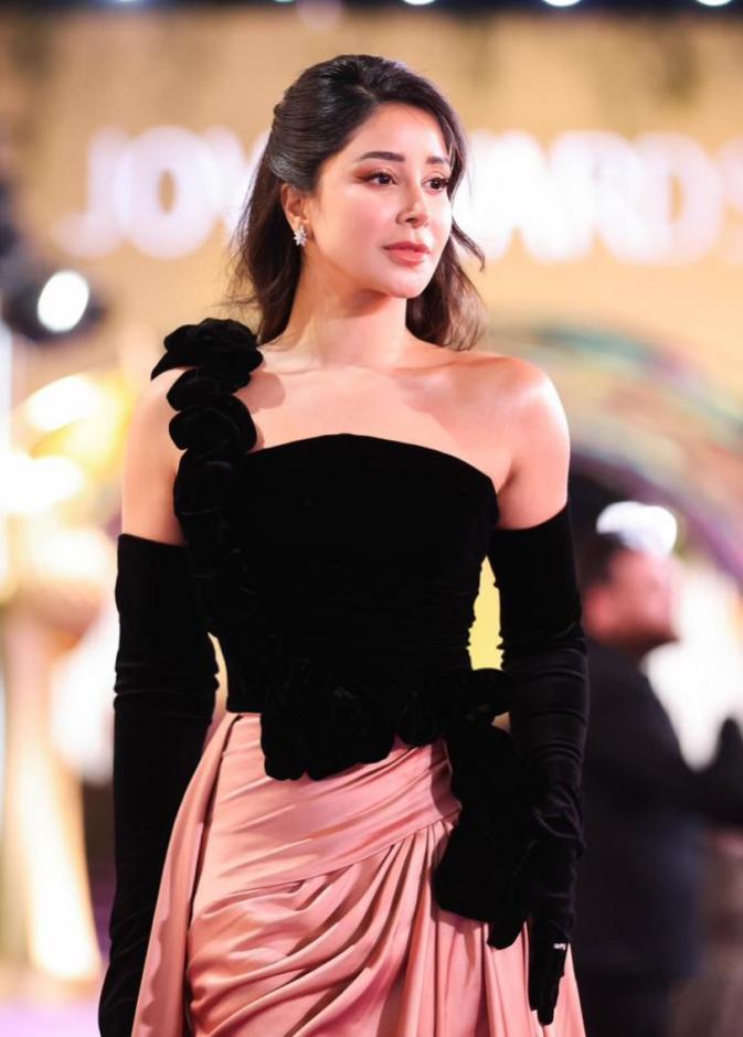 فساتين سهرة مع القفازات الطويلة موضة الموسم لإطلالة راقية في عيد الحب.. بالصور