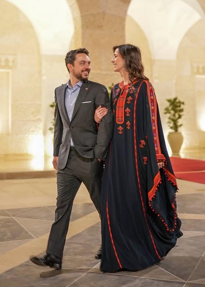 اطلالة الأميرة رجوة الأخيرة أثناء حضورها افطار العائلة الملكية الأردنية متألقة بالثوب المتفت