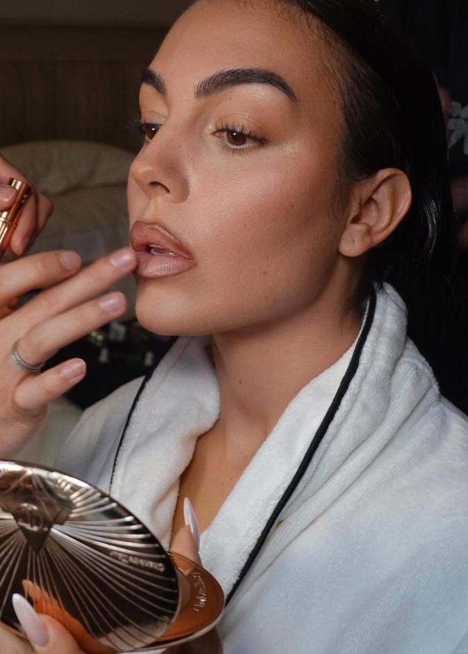 اطلالة Georgina Rodríguez برسمات المكياج البني مع الشفاه اللماعة