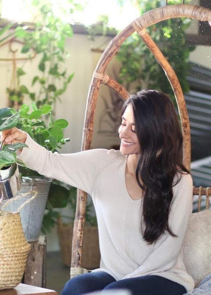 العناية بالنباتات المنزلية تربطنا بالطبيعة