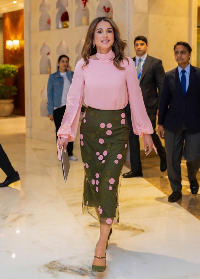 الملكة رانيا بتنورة باللون الأخضر الداكن