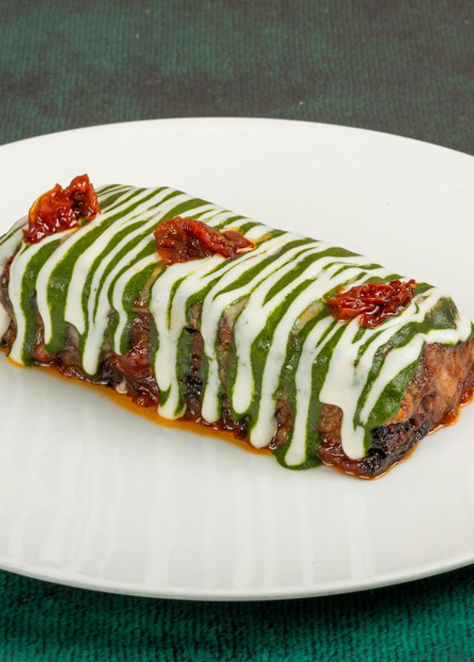 بارميجيانا الباذنجان مع كريمة البوراتا وبيستو الريحان