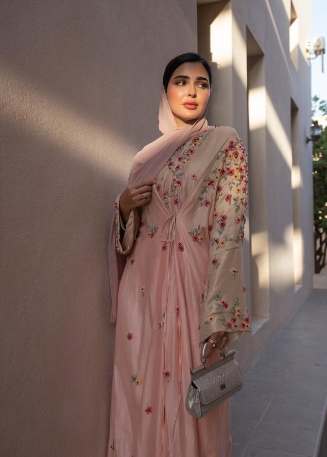 حنين الصيفي بعباية بألوان متداخلة