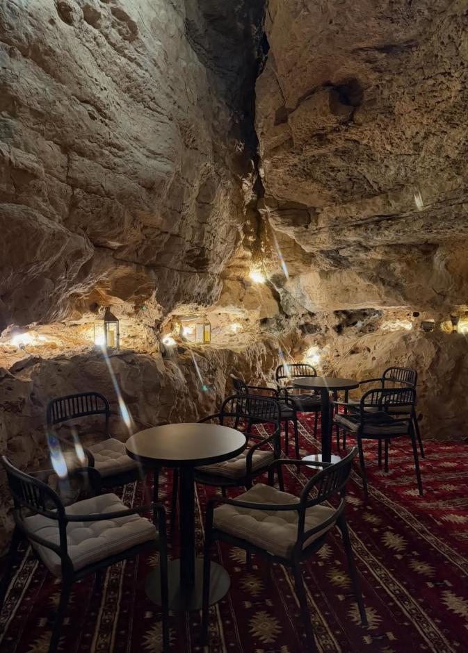 دبس بلس الكهف في حي جاكس بالدرعية.. تجربة قهوة فريدة داخل أجواء مستوحاة من الكهوف الطبيعية