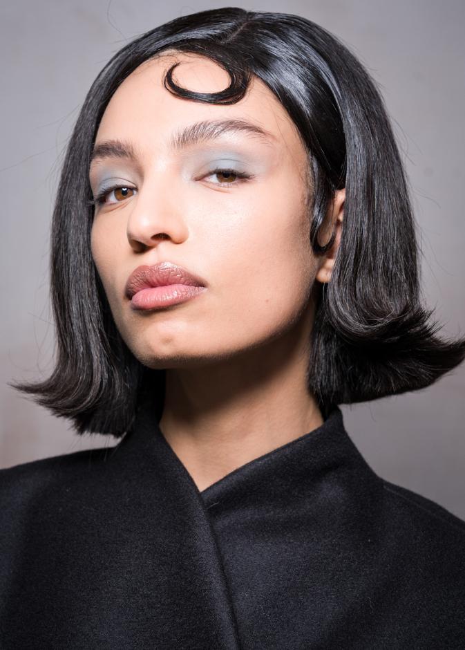 رسمات المكياج الملون بتدرجات زرقاء من دار Tolu Coker