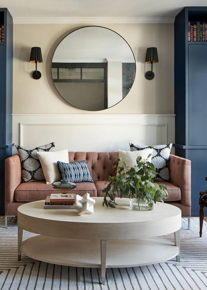 في 2025، أقبل الناس على اعتماد النقوش الزهرية بكثافة في غرف المعيشة