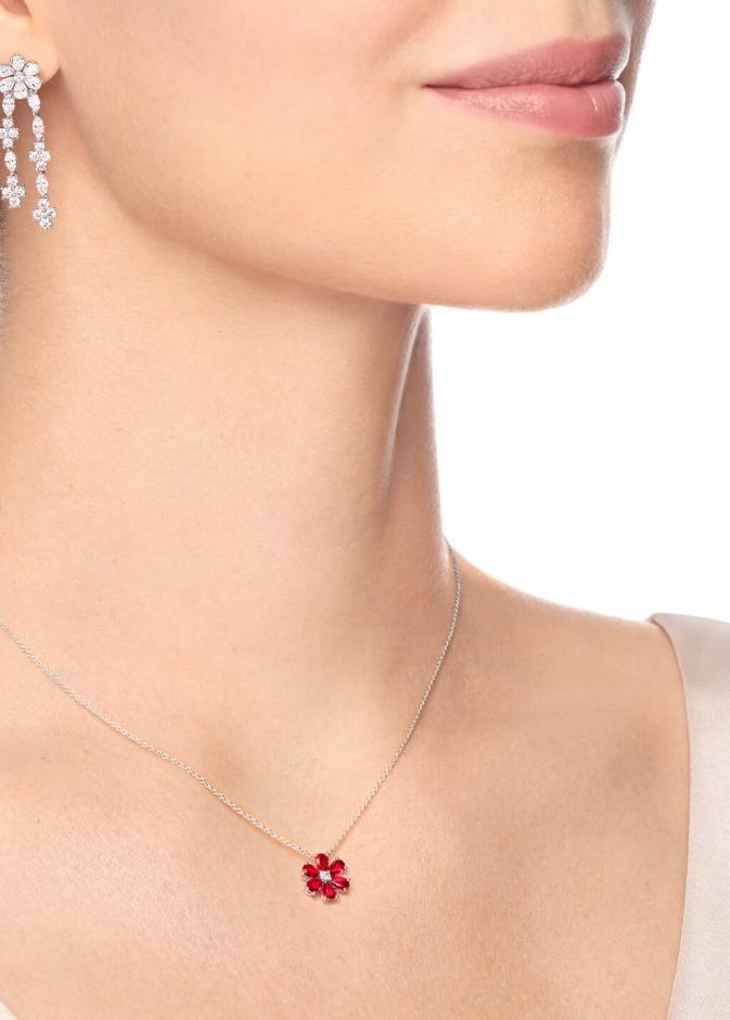 قلادة Harry Winston Forget-Me-Not