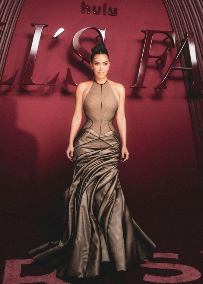  كيم كارداشيان بإطلالات جريئة وتصاميم المجوهرات تخطف الأنظار