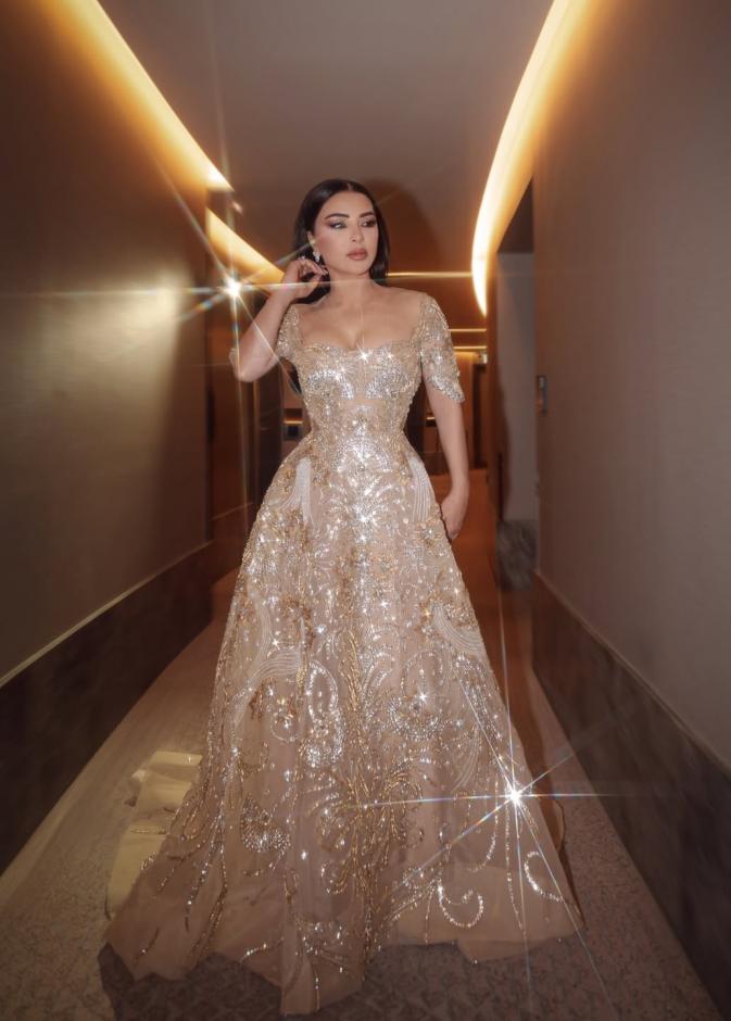 ماغي بوغصن بالفستان الذهبي البراق