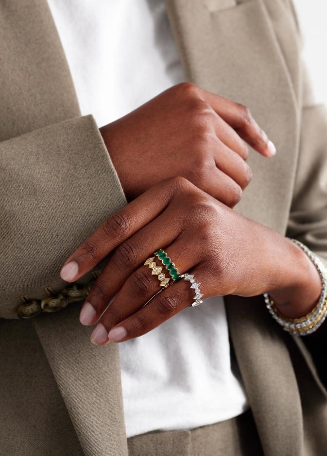 مجوهرات مرصعة بالأحجار الخضراء احتفاءً بشهر رمضان الكريم