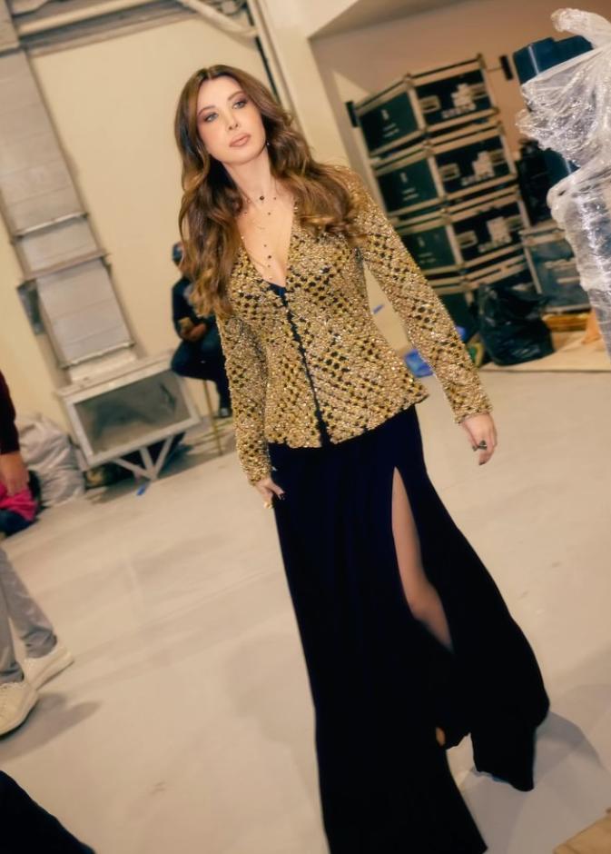 نانسي عجرم بطقم مطرز