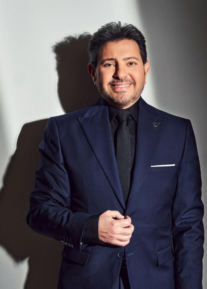 هاني شاكر يغني جالسا في حفله الأخير