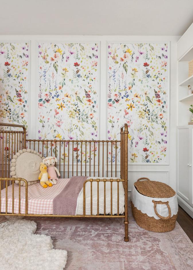 ورق الجدران داخل القوالب الجدارية يمنح المساحات مظهرًا كلاسيكيًا راقيًا