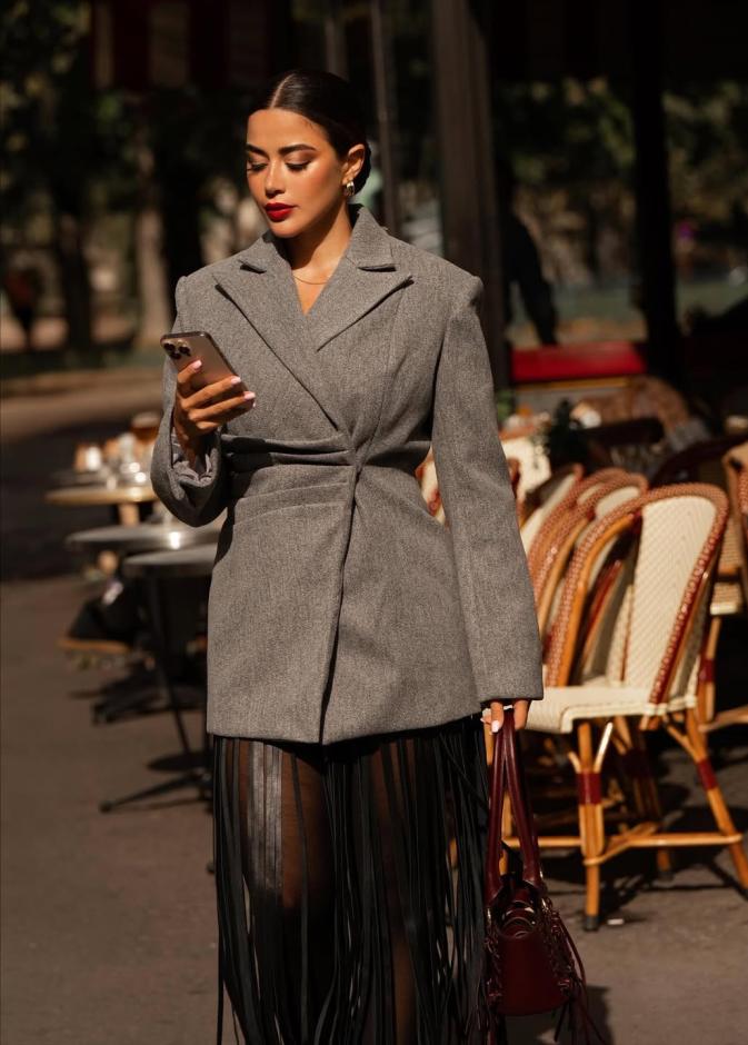 يارا السكري بمعطف قصير باللون الرمادي