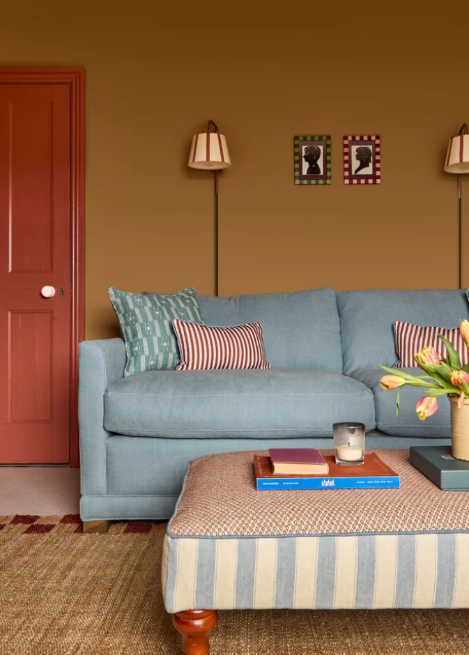 يجمع البني الكراميلي العميق بين الأناقة والدفء