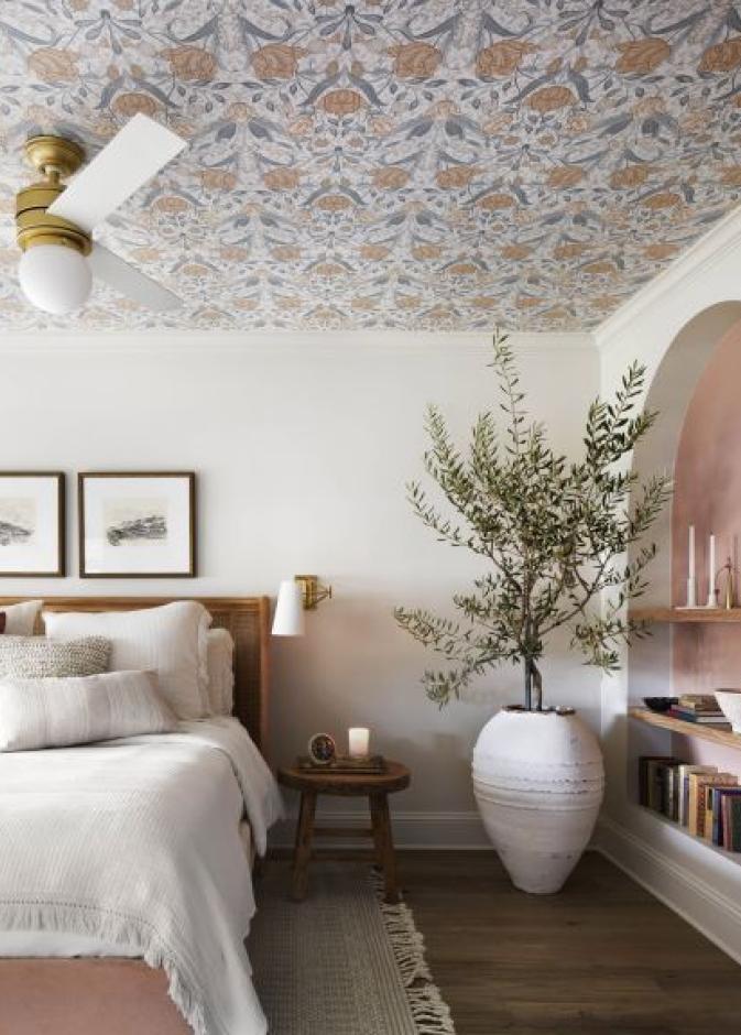 يخلق السقف المزين بورق الجدران نقطة محورية مريحة للعين