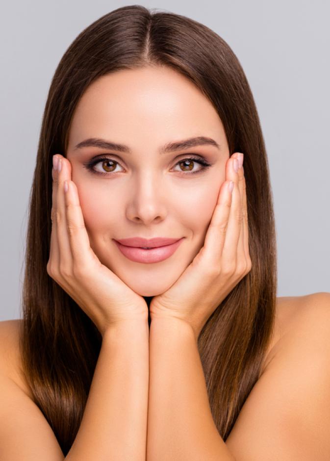 يشجع سم النحل الخلايا على إنتاج الكولاجين والإيلاستين، ما يعزز مرونة البشرة