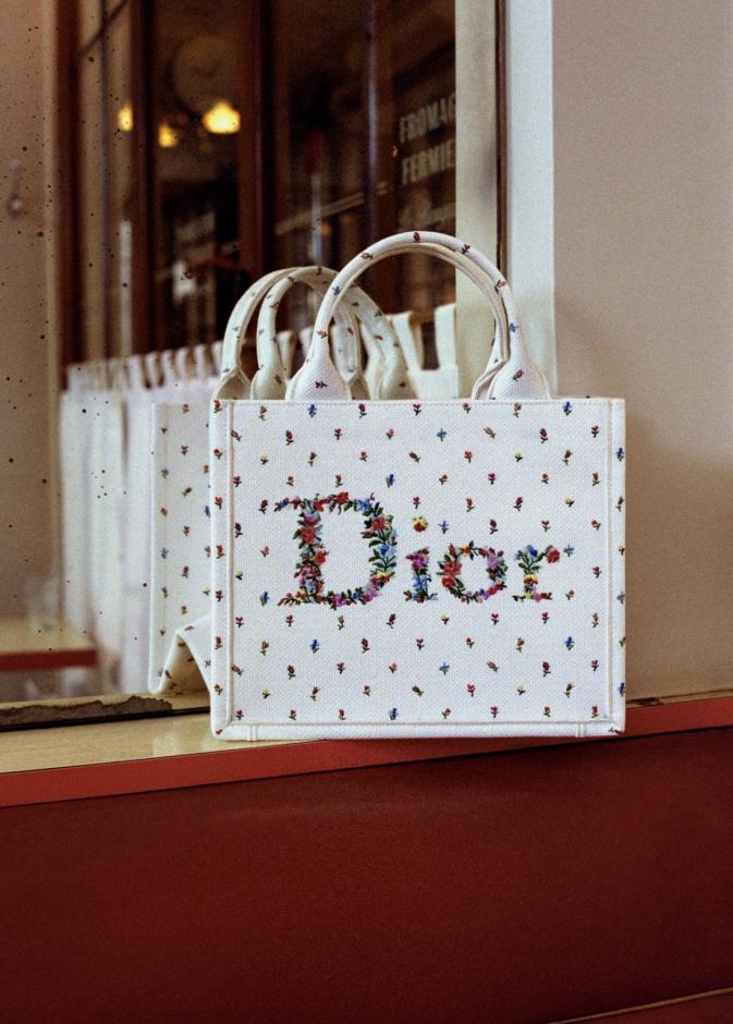 ابتكارات "جوناثان أندرسون" لدار ديور تحتفي بعيد الحب