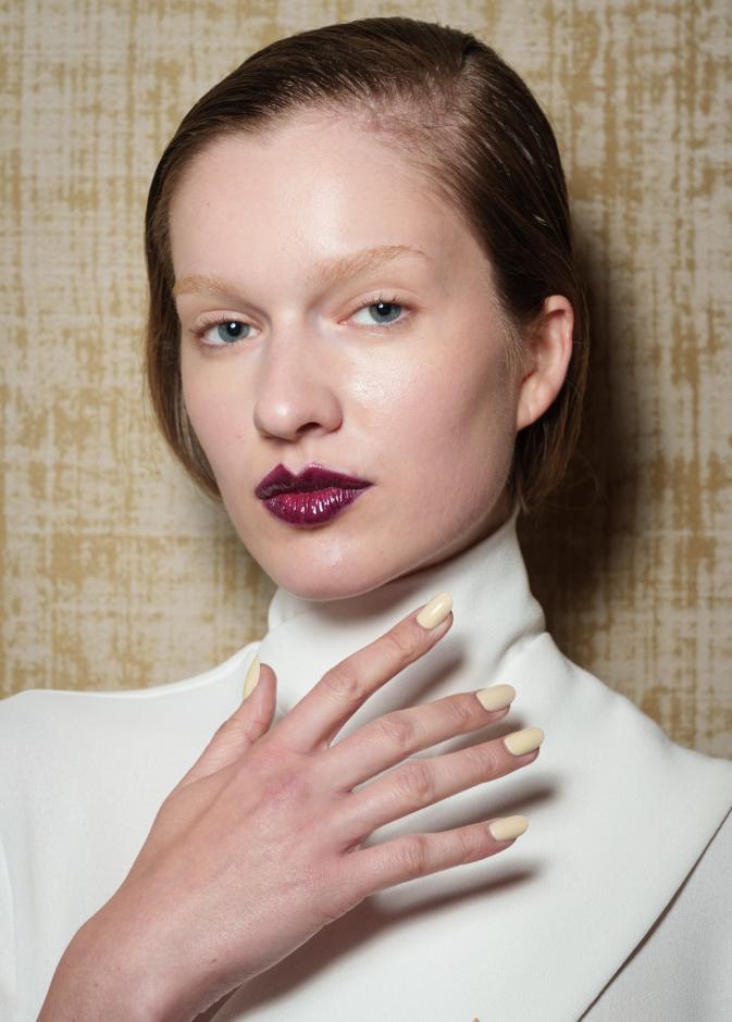 ألوان احمر الشفاه المخملي اللماع من دار Edeline Lee