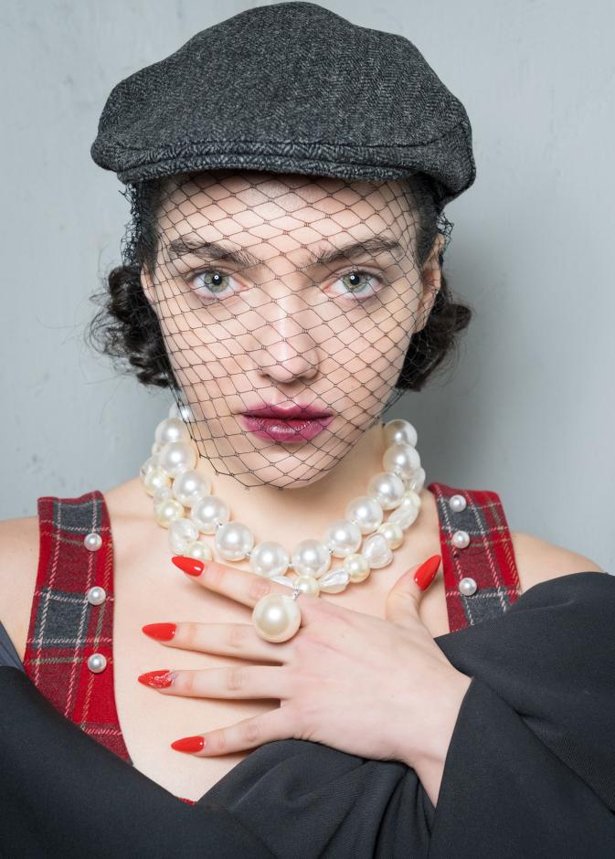 ألوان مناكير حمراء فاتحة من وحي دار Gorey