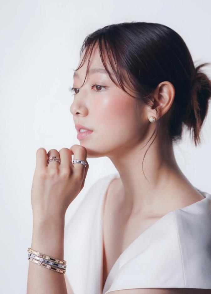  النجمة الكورية بارك شين هاي ذات البشرة الزجاجية تجسد فلسفة الجمال الكوري على أرض الواقع