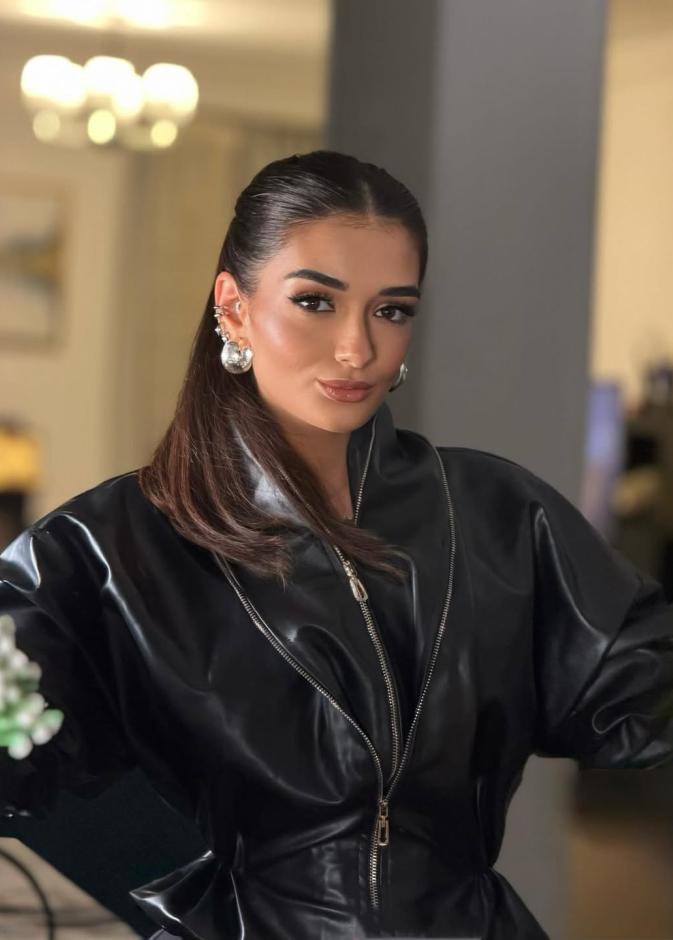 تنسق ملك زاهر الجلوس بطريقة شبابية