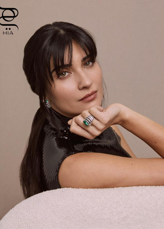 توبا بويوكوستن نجمة غلاف مجلة هي  تلهمنا بقواعد المكياج الناعم مع الشفاه المشرقة