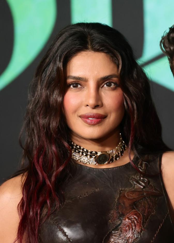 رسمات المكياج البرونزي بأسلوب Priyanka Chopra