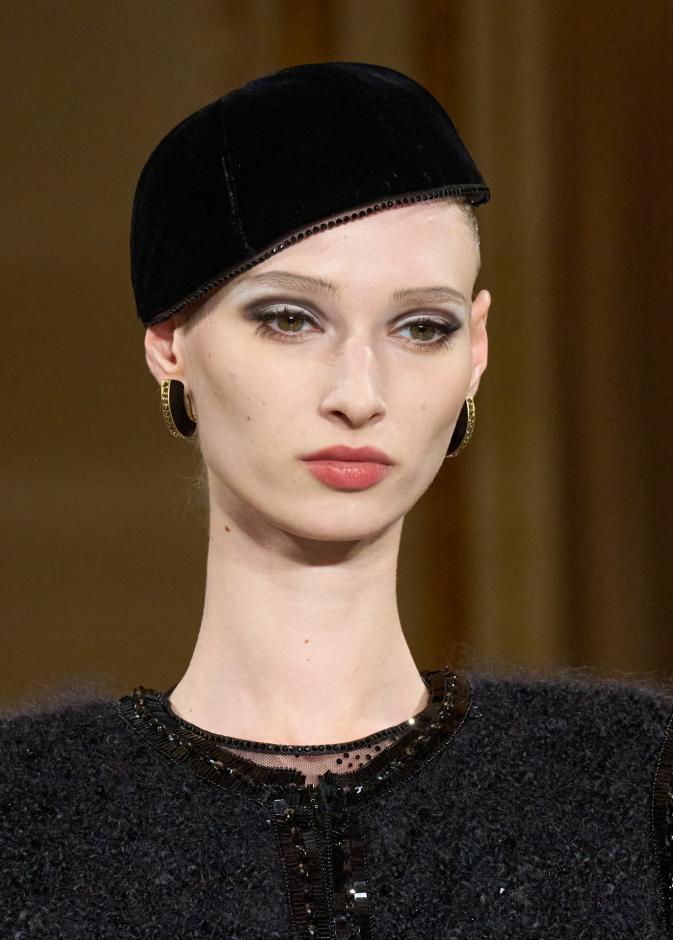 مكياج فضي داكن مع الظلال السوداء من دار Giorgio Armani Privé