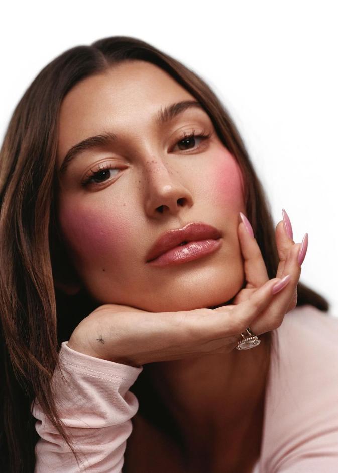 هايلي بيبر بمكياج وردي مع  ألوان البلاشر الوردية مع التموجات المات- الصورة من حسابها على انستغرام