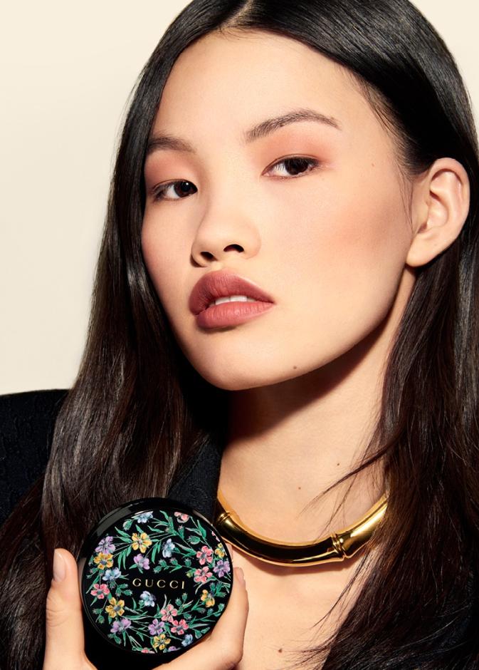 1 رئيسية يعيد كريم الأساس Gucci Éternité de Beauté Cushion تعريف الجمال بتركيبة تجمع بين الفعالية والعناية بالبشرة.