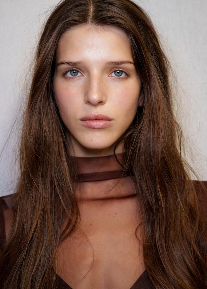 أفضل بخاخات الشعر لتكثيفه وتعطيره ومنحه لمعاناً صحياً