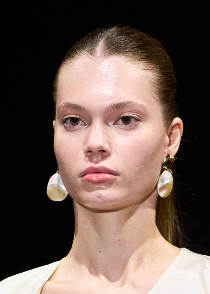 البشرة أول خطوات التقدير الذاتي: أسرار إشراقة يومية بلا مجهود