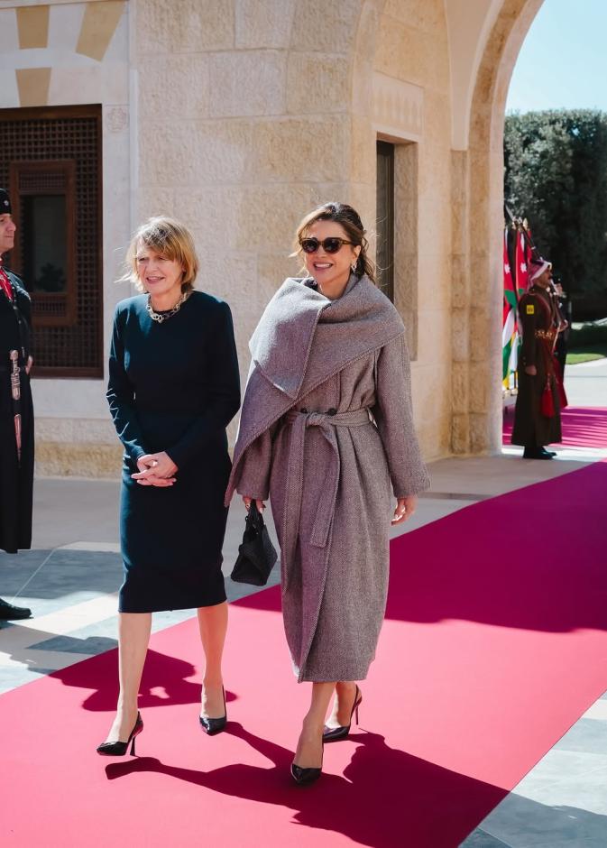 أحدثها بالمعطف الرمادي... شاهدي إطلالات الملكة رانيا الشتوية بستايل رسمي وراقي