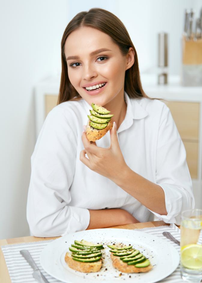 7 أطعمة تدعم طول العمر والنضارة والشيخوخة الصحية