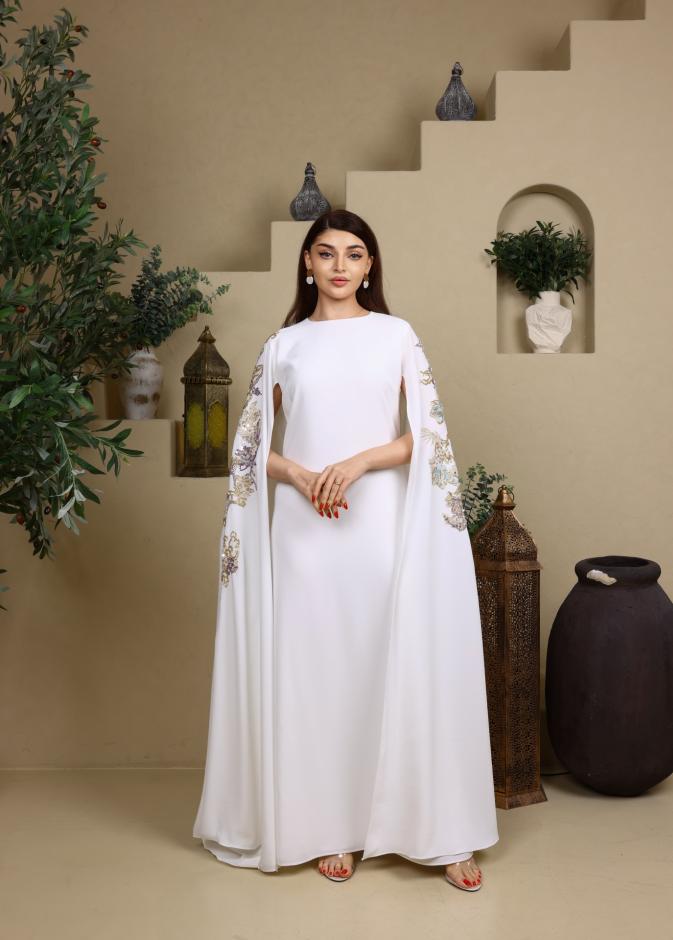 Abayat Jadayelعباءة بيضاء مع أكمام مفتوحة وطويلة من